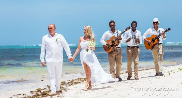 Nieszablonowy ślub na rajskiej plaży, tropikalne śluby