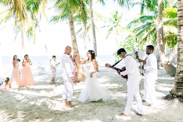 wesele z gośćmi na plaży