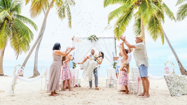 ślub na plaży z rodziną i przyjaciółmi