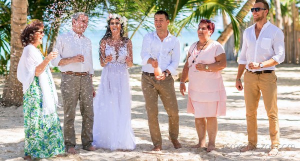 Ślub z rodziną i przyjaciółmi na prywatnej plaży