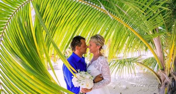 Ślub na plaży wśród palm