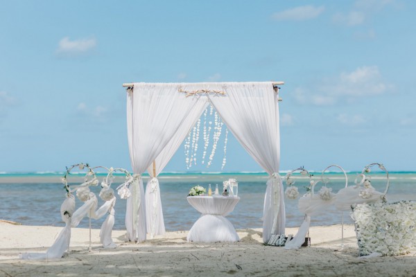 ślub na plaży w bieli