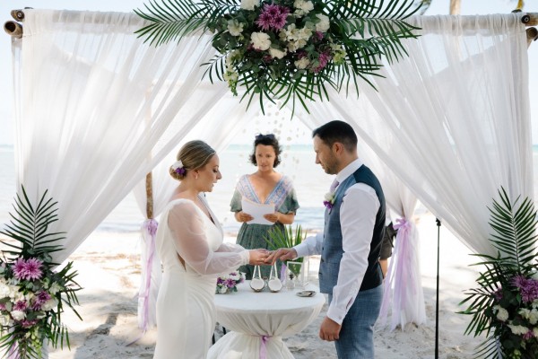 dekor z żywych kwiatów z elementami fioletu