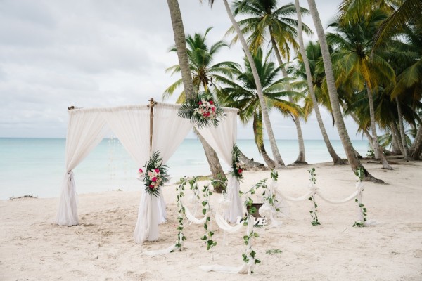 dekor z naturalnych kwiatów średniej wielkości