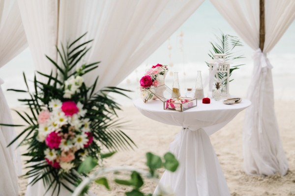 dekor z naturalnych kwiatów średniej wielkości