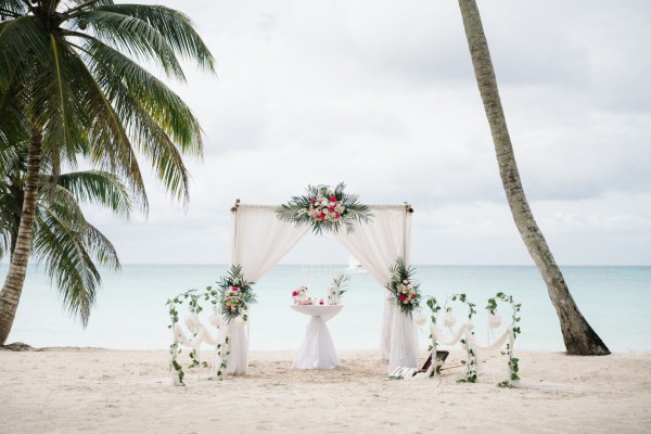 dekor z naturalnych kwiatów średniej wielkości