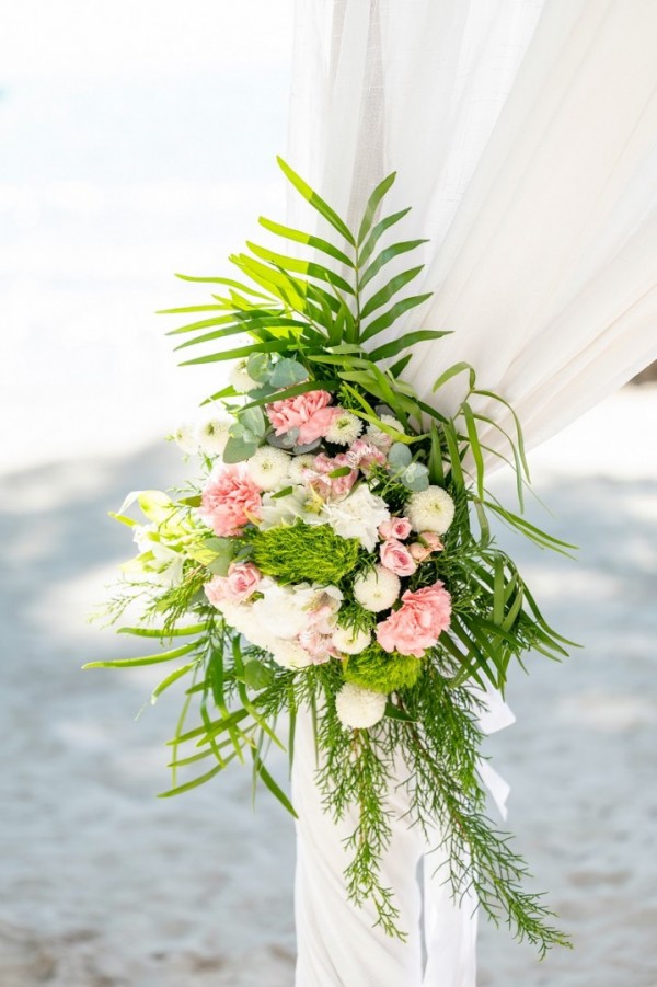 dekor z naturalnych kwiatów średniej wielkości