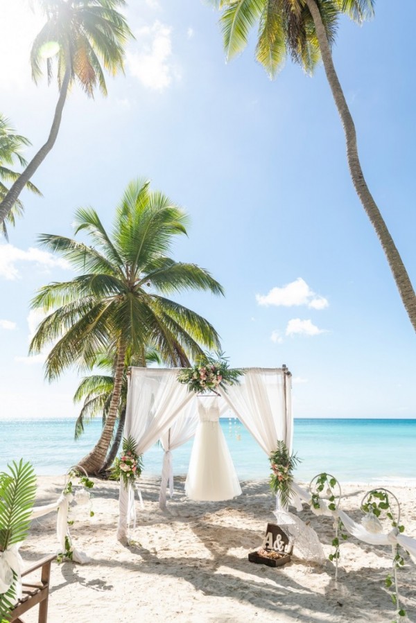 dekor z naturalnych kwiatów średniej wielkości