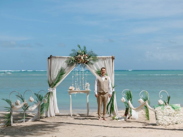 dekor z naturalnych kwiatów średniej wielkości