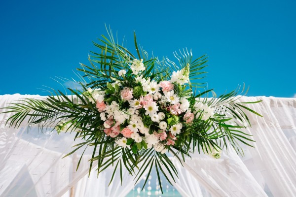 dekor z naturalnych kwiatów średniej wielkości