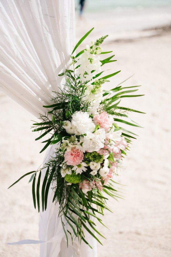 dekor z naturalnych kwiatów średniej wielkości