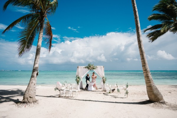 dekor z naturalnych kwiatów średniej wielkości