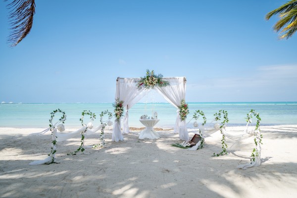 dekor z naturalnych kwiatów średniej wielkości