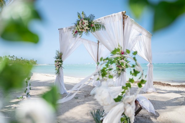 dekor z naturalnych kwiatów średniej wielkości