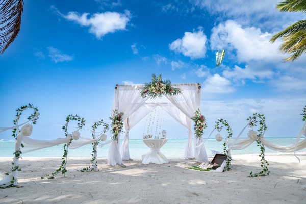 dekor z naturalnych kwiatów średniej wielkości