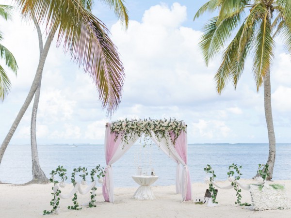 kwiaty na ślubie na plaży