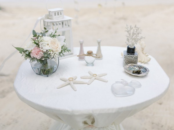 kwiaty na ślubie na plaży