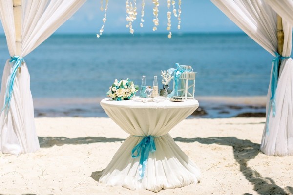 ślub na plaży w błękicie