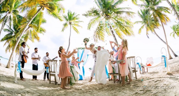 Ślub na plaży w gronie rodziny