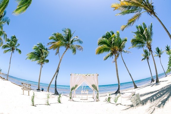 dekoracje ślubne na prywatnej plaży
