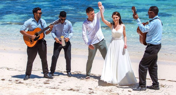 Śluby symboliczne na tropikalnej plaży, podróże poślubne na Karaibach