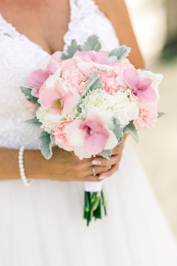 bukiet ślubny z różowym akcentem