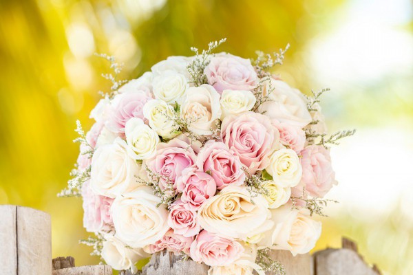 róże w bukiecie ślubnym