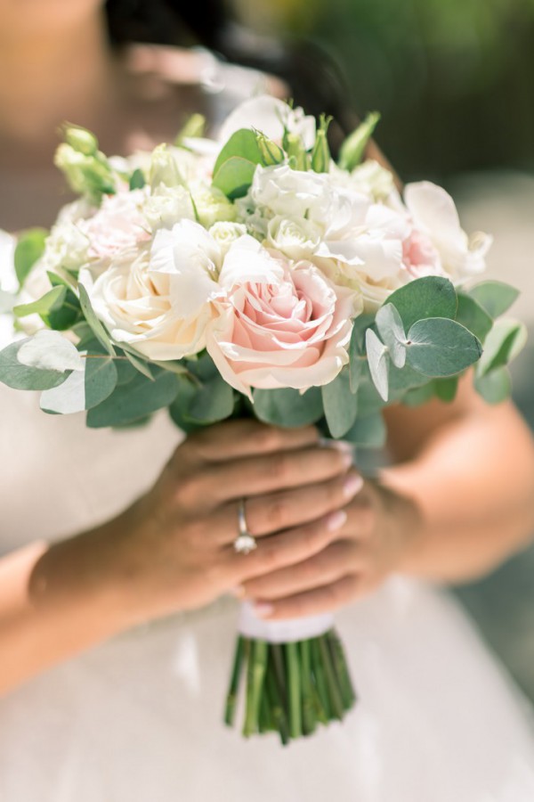 bukiet ślubny z delikatnym różem