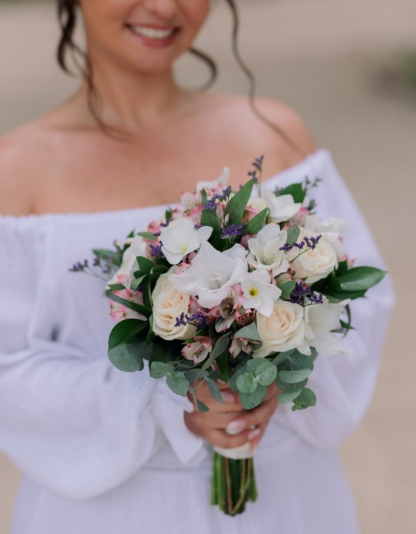 bukiet z elementami fioletu