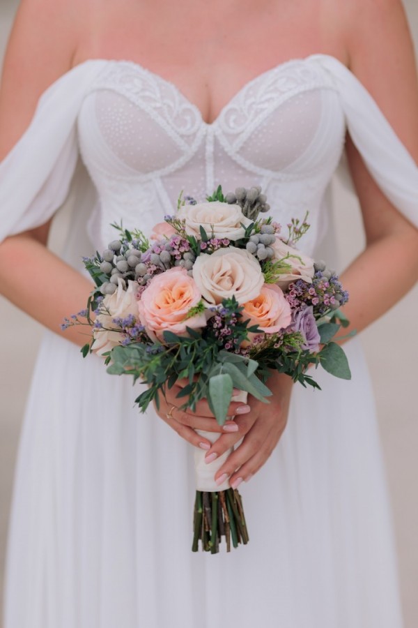 ślubny bukiet z elementami brzoskwini i fioletu