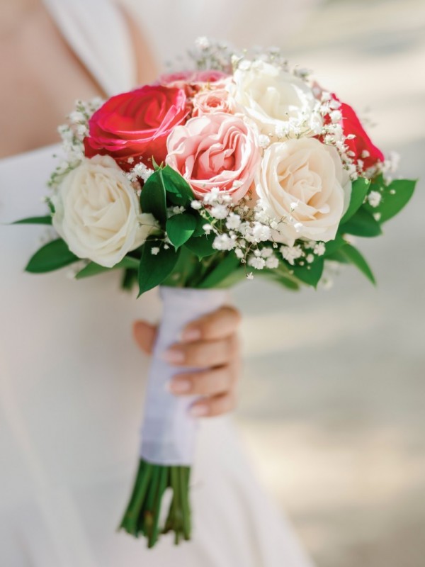 ślubny bukiet z amarantowym akcentem