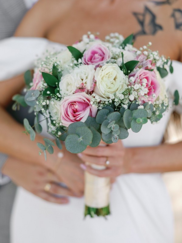 bukiet ślubny z różowym akcentem