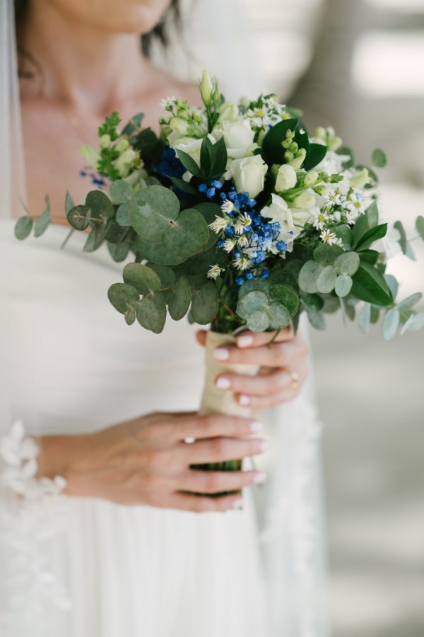 ślubny bukiet z elementem niebieskim