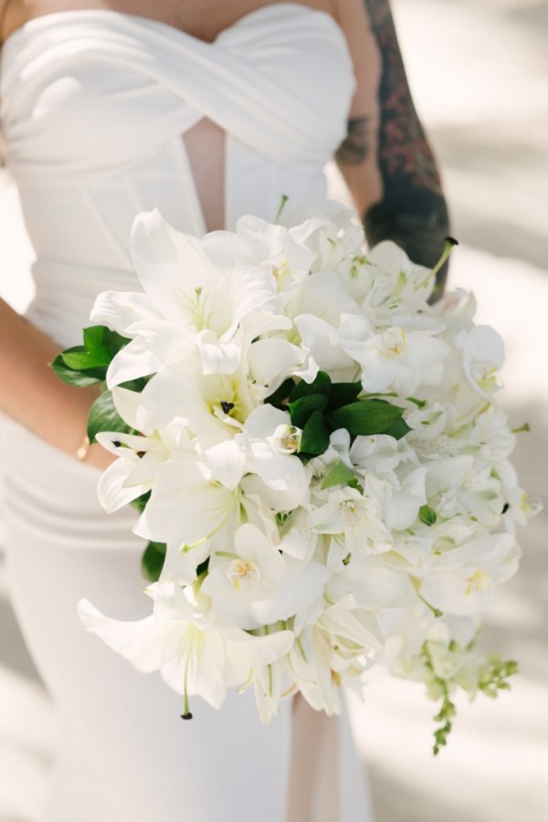 cudowny ślubny bukiet w bieli