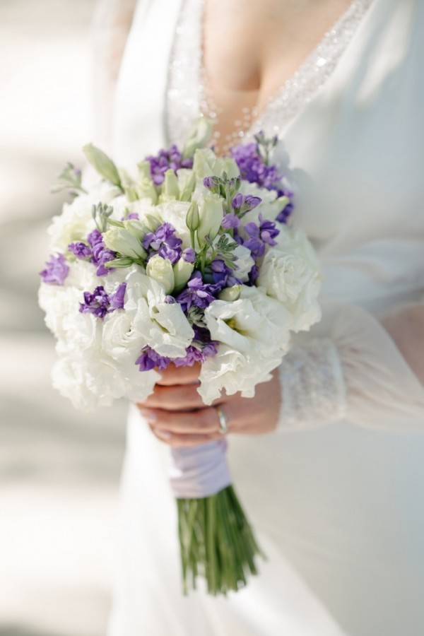 ślubny bukiet z elementami fioletu