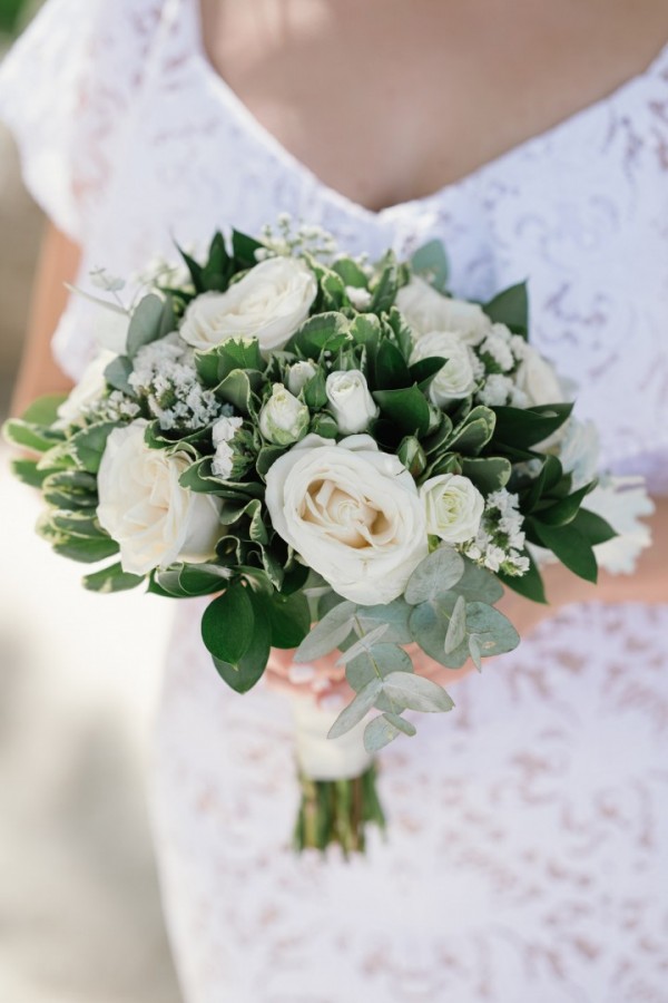 bukiet ślubny w bieli