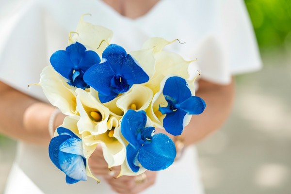 ślubny bukiet z kobaltowym akcentem