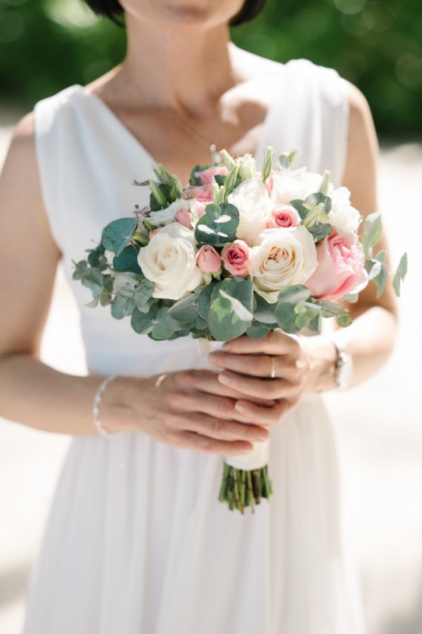 bukiet ślubny z delikantym akcentem różu