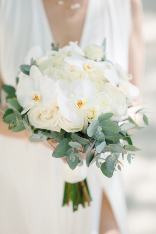 bukiet ślubny w bieli