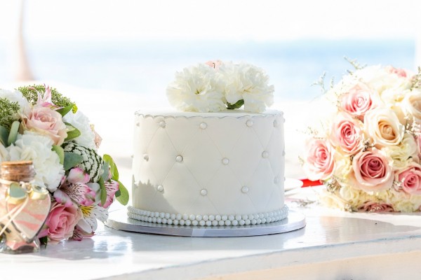 biały tort ślubny