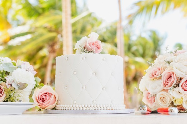 tort ślubny z kwiatowym dekorem