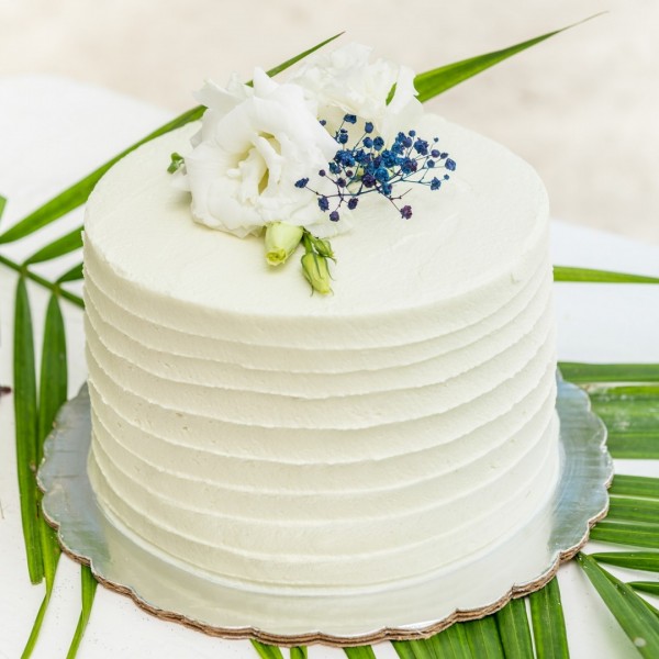 tort ślubny z dekorem z gipsówki