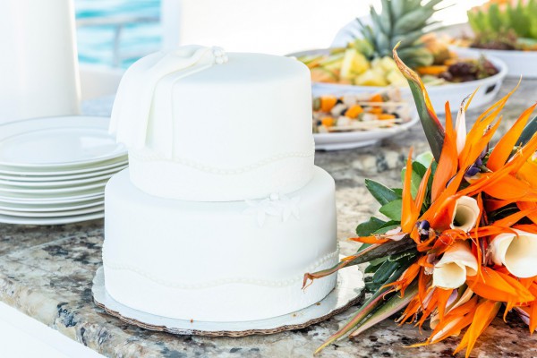ślubny tort w bieli