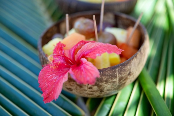 owoce w kokosowej łupinie