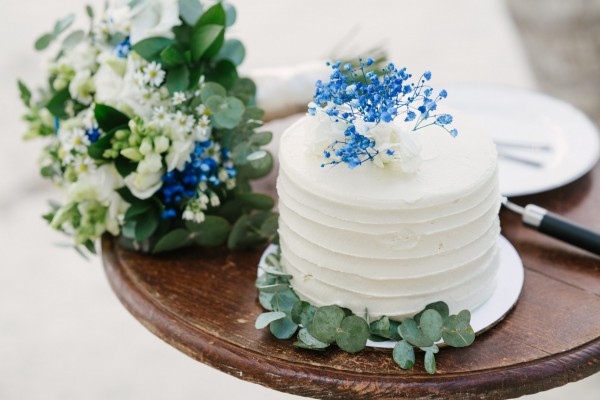 torcik ślubny z niebieskim akcentem