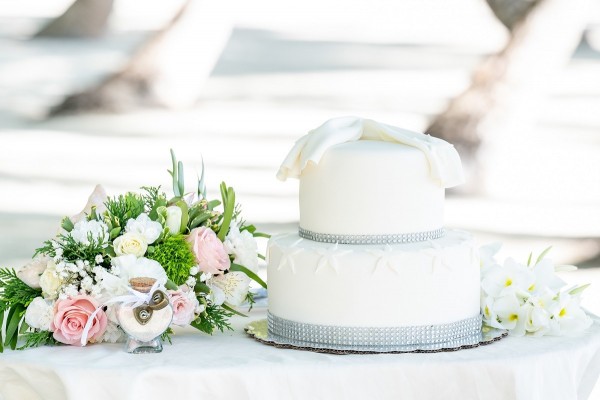 elegancki torcik ślubny